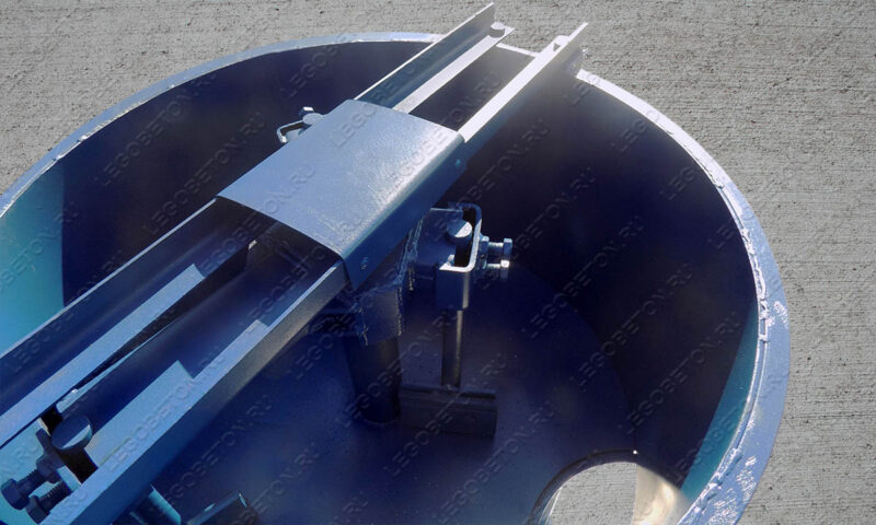 принудительный бетоносмеситель на 200 л. - фото чаши с открытым окном выгрузки