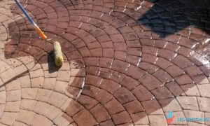 долговечная обработка печатного бетона и тротуарной плитки упрочняющим лаком