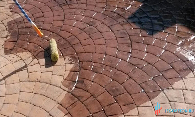 долговечная обработка печатного бетона и тротуарной плитки упрочняющим лаком